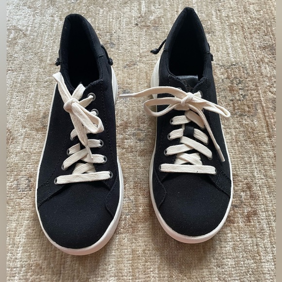NWOB. OTBT Canvas Sneakers, white bottoms, Black, Size 7.5 - Picture 1 of 10